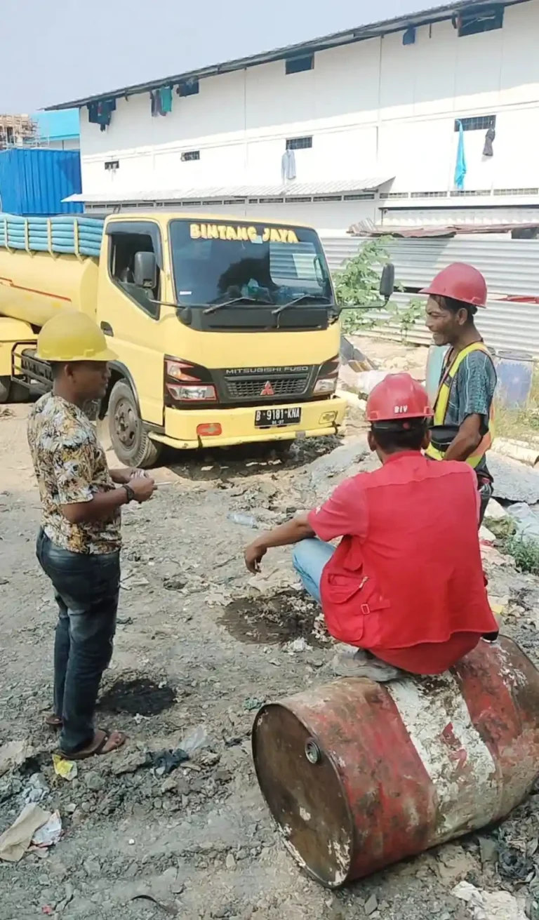 sedang-menyedot-wc.webp